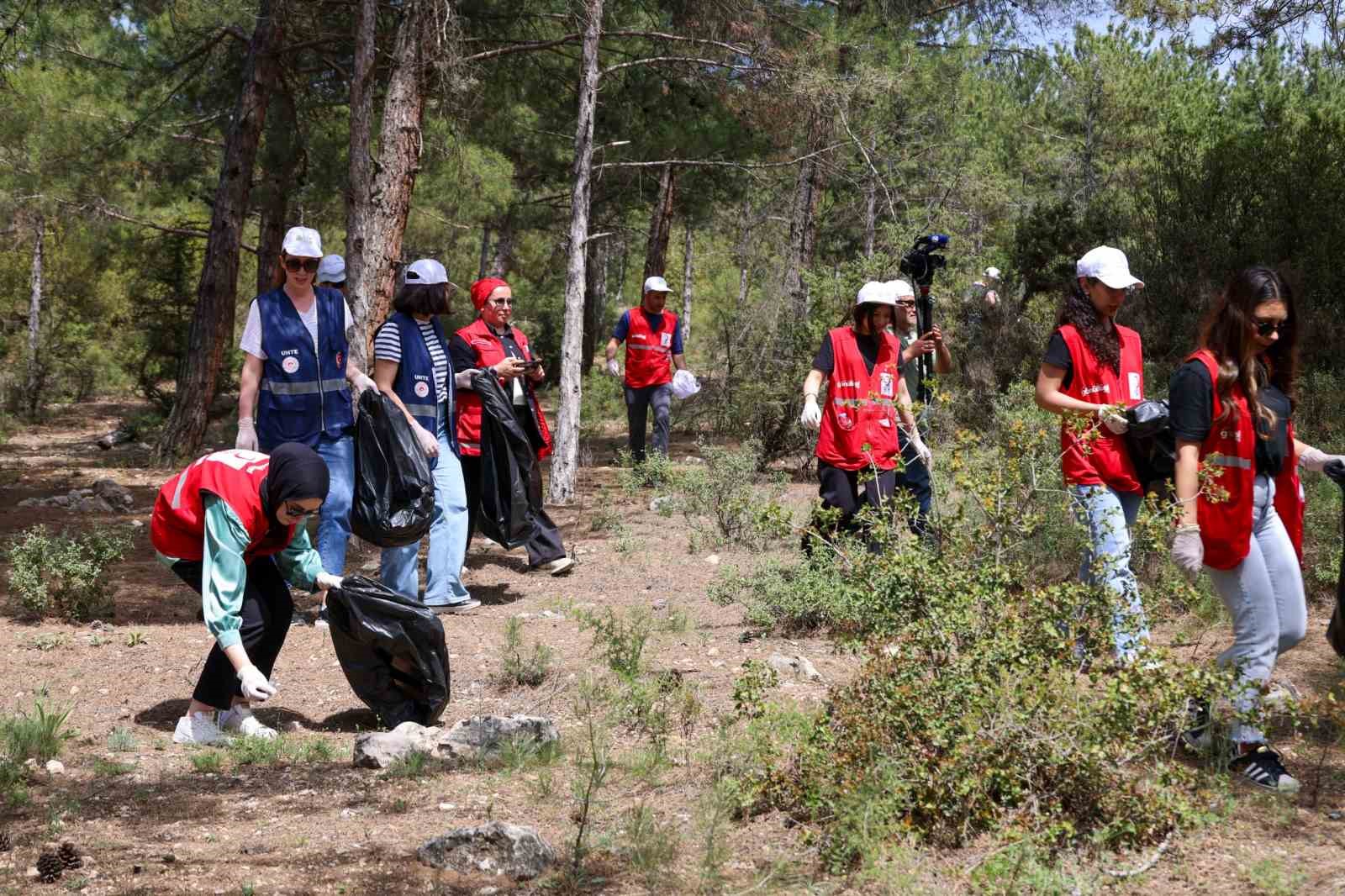 Bilecik Valisi Şefik Aygöl, gençlerle birlikte Kent Ormanı’nı temizledi
