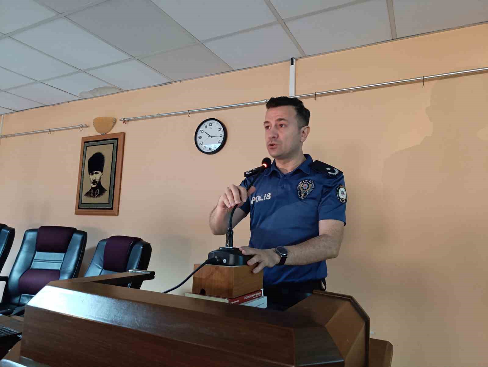 Muhtarlara, bağımlılıkla m&uuml;cadele semineri
