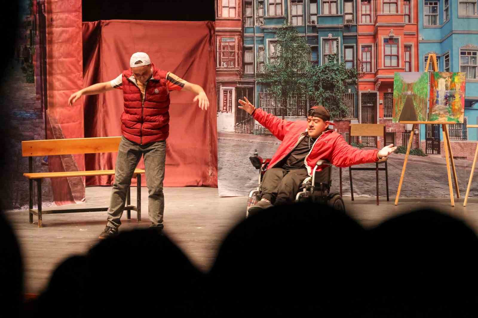 &Ouml;zel bireyler sahneye &ccedil;ıktı, izleyiciler ayakta alkışladı
