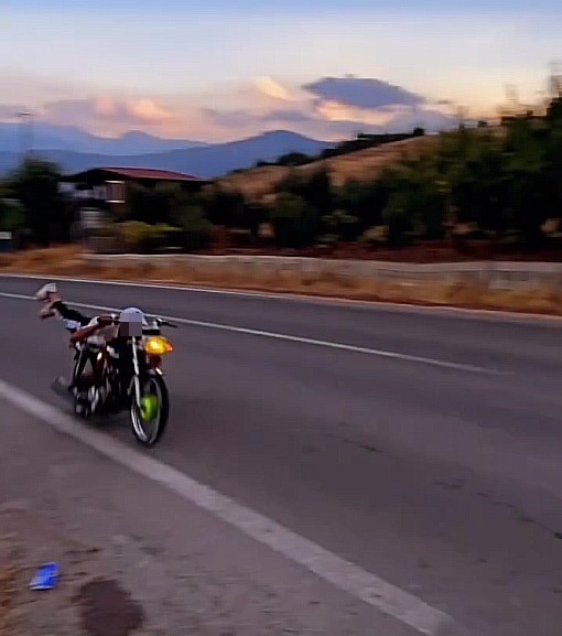 Motosikletli şov pahalıya patladı: Ehliyeti iptal edildi, 19 bin TL ceza kesildi
