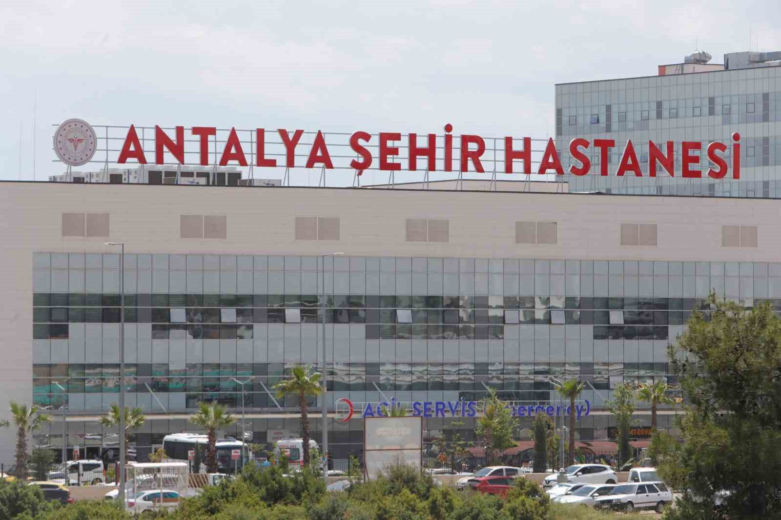Denize acil iniş yapan helikopterdeki 4 personel Antalya&rsquo;daki hastanelere sevk edildi
