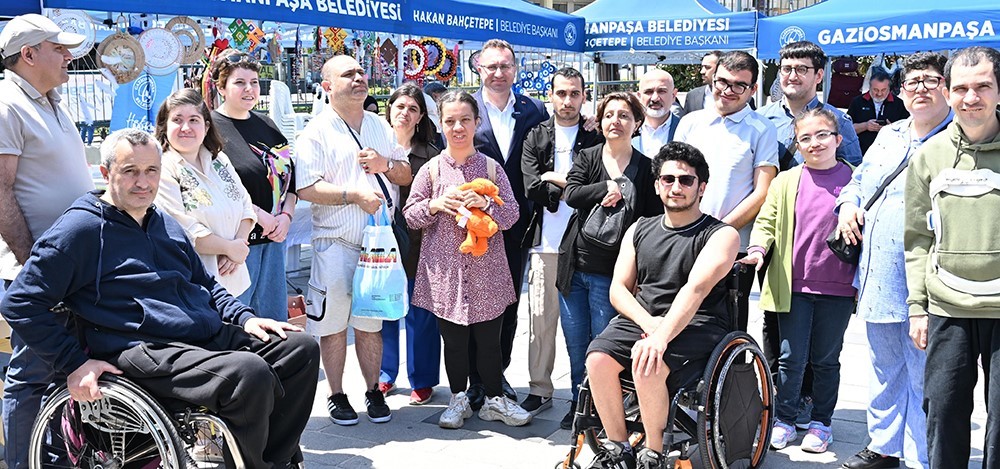 Gaziosmanpaşa&rsquo;da &ouml;zel &ouml;ğrencilerin el emeği &uuml;r&uuml;nleri panayırda sergilendi
