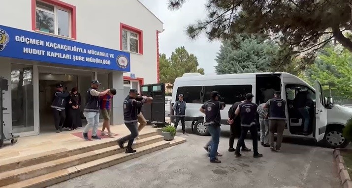 Göçmen kaçakçılığı organizatörlerine operasyon: 8 tutuklama