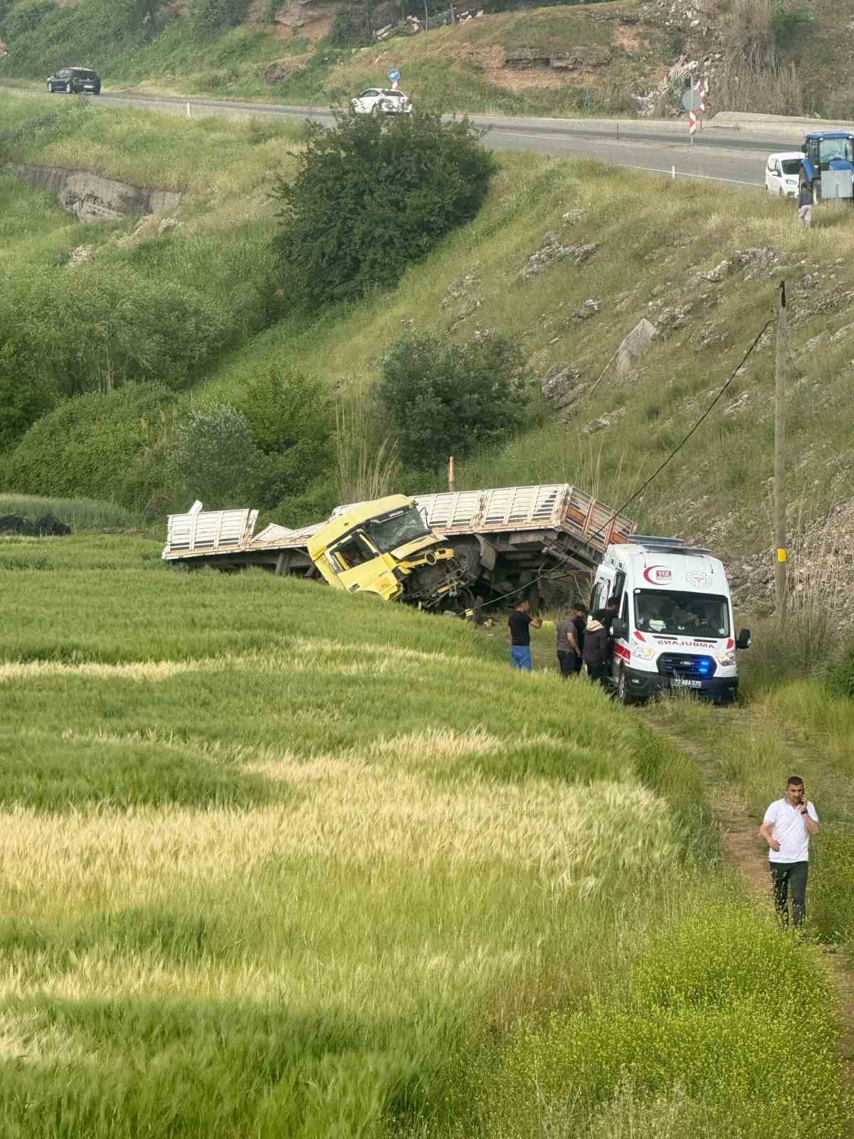 Batman’da tır şarampole yuvarlandı: 2 ağır yaralı