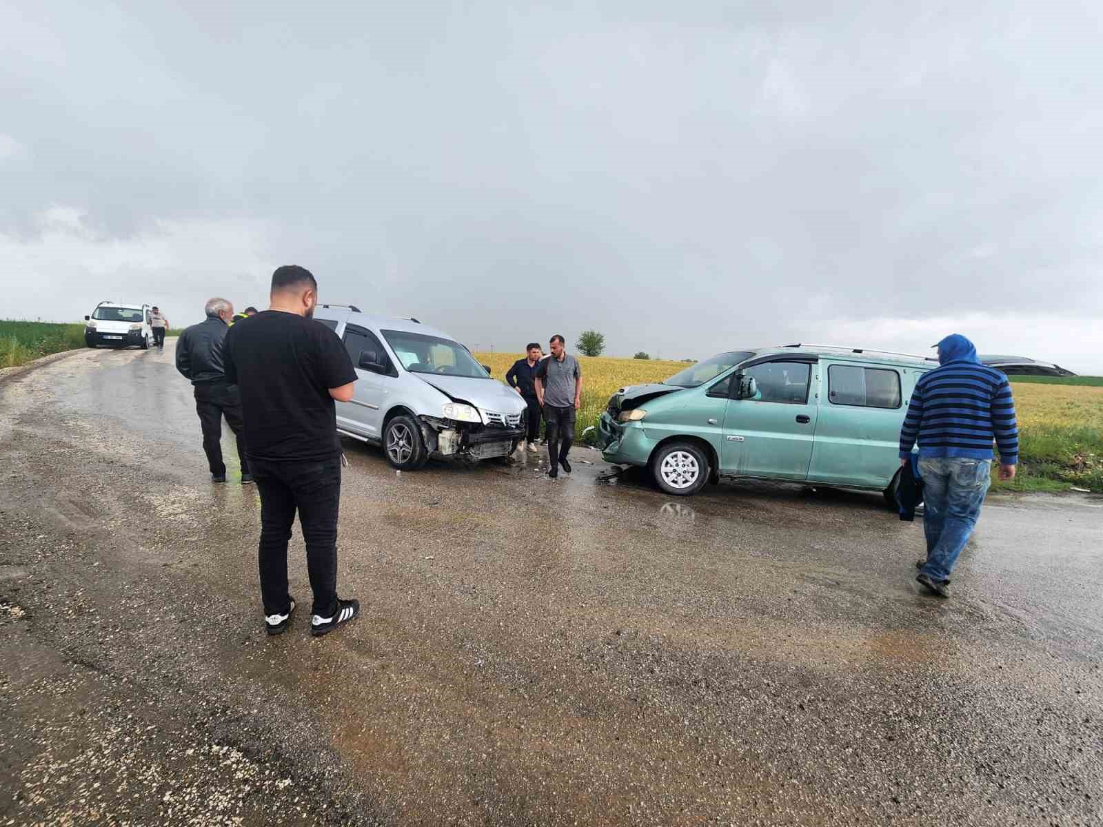 Osmaniye&rsquo;de minib&uuml;s ile ticari ara&ccedil; &ccedil;arpıştı
