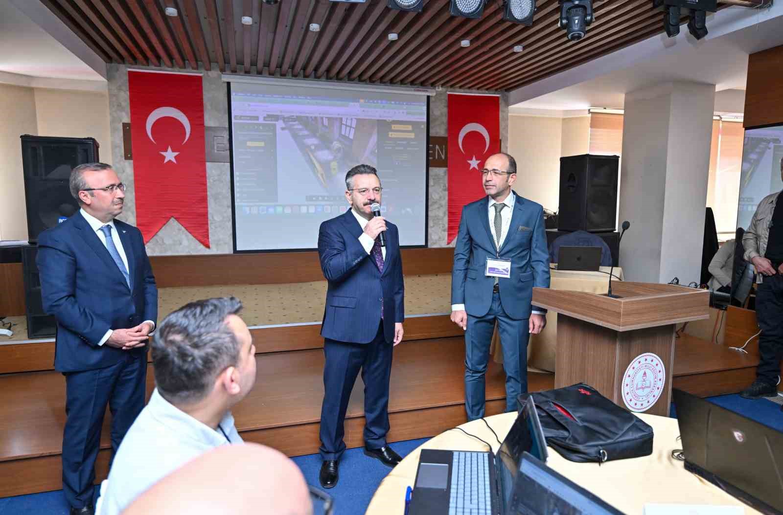 Eskişehir Valisi Hüseyin Aksoy, ’Yapay Zeka Eğitici Eğitimi’ programında öğretmenlerle buluştu
