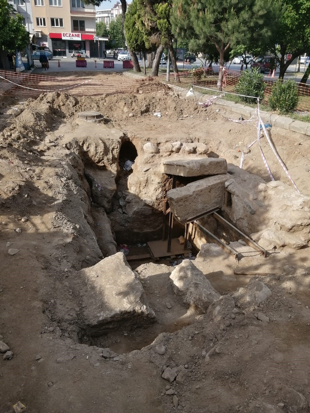 Oda mezar kontrollü bir şekilde kapatıldı, yol çalışmaları tekrar başladı
