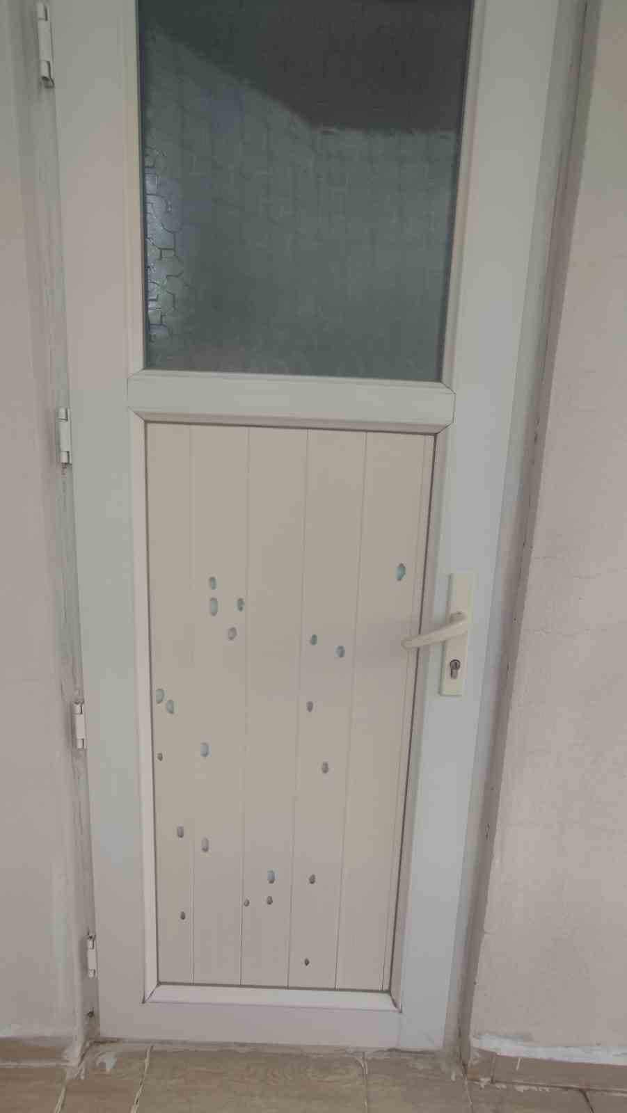 Batman’da dolu yağışı balkon kapısını mermi gibi deldi

