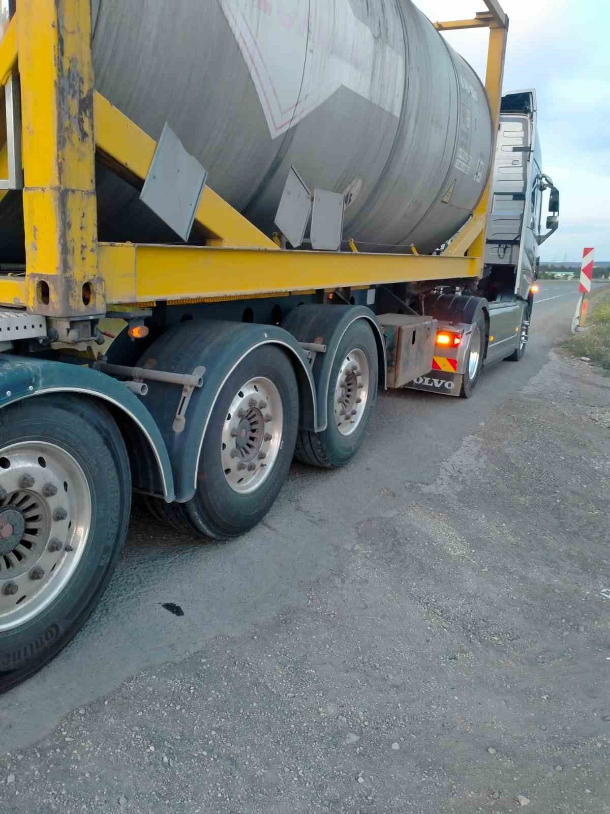 Keşan&rsquo;da tır ile &ccedil;arpışan motosikletin s&uuml;r&uuml;c&uuml;s&uuml; yaralandı
