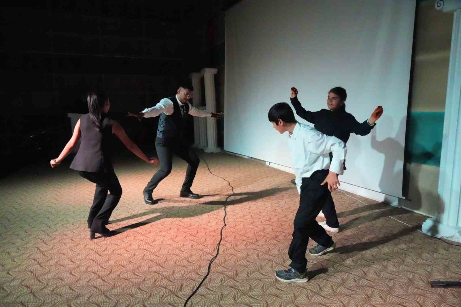 Muş&rsquo;ta &ouml;zel &ouml;ğrencilerin g&ouml;sterisi b&uuml;y&uuml;k beğeni topladı
