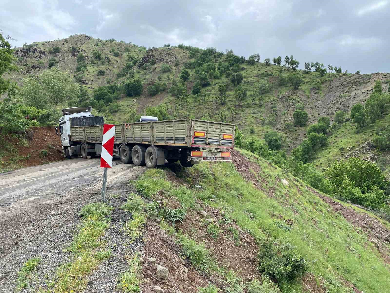 Virajlı yolda mahsur kalan tırı vatandaşlar kurtardı