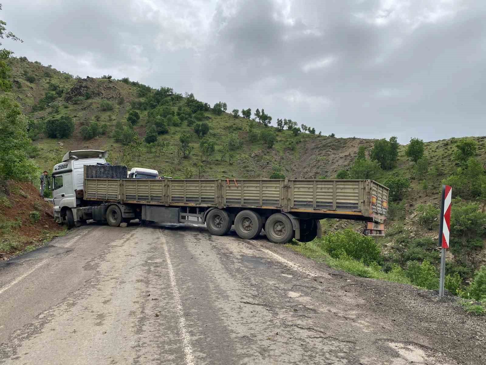 Virajlı yolda mahsur kalan tırı vatandaşlar kurtardı
