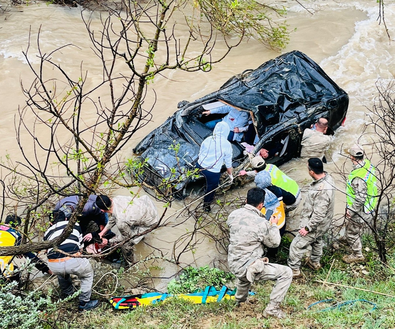 Gümüşhane’de otomobil dereye uçtu aynı aileden 1 çocuk öldü, 4 kişi yaralandı