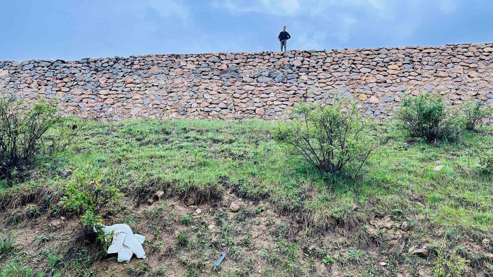 Gümüşhane’de otomobil dereye uçtu aynı aileden 1 çocuk öldü, 4 kişi yaralandı
