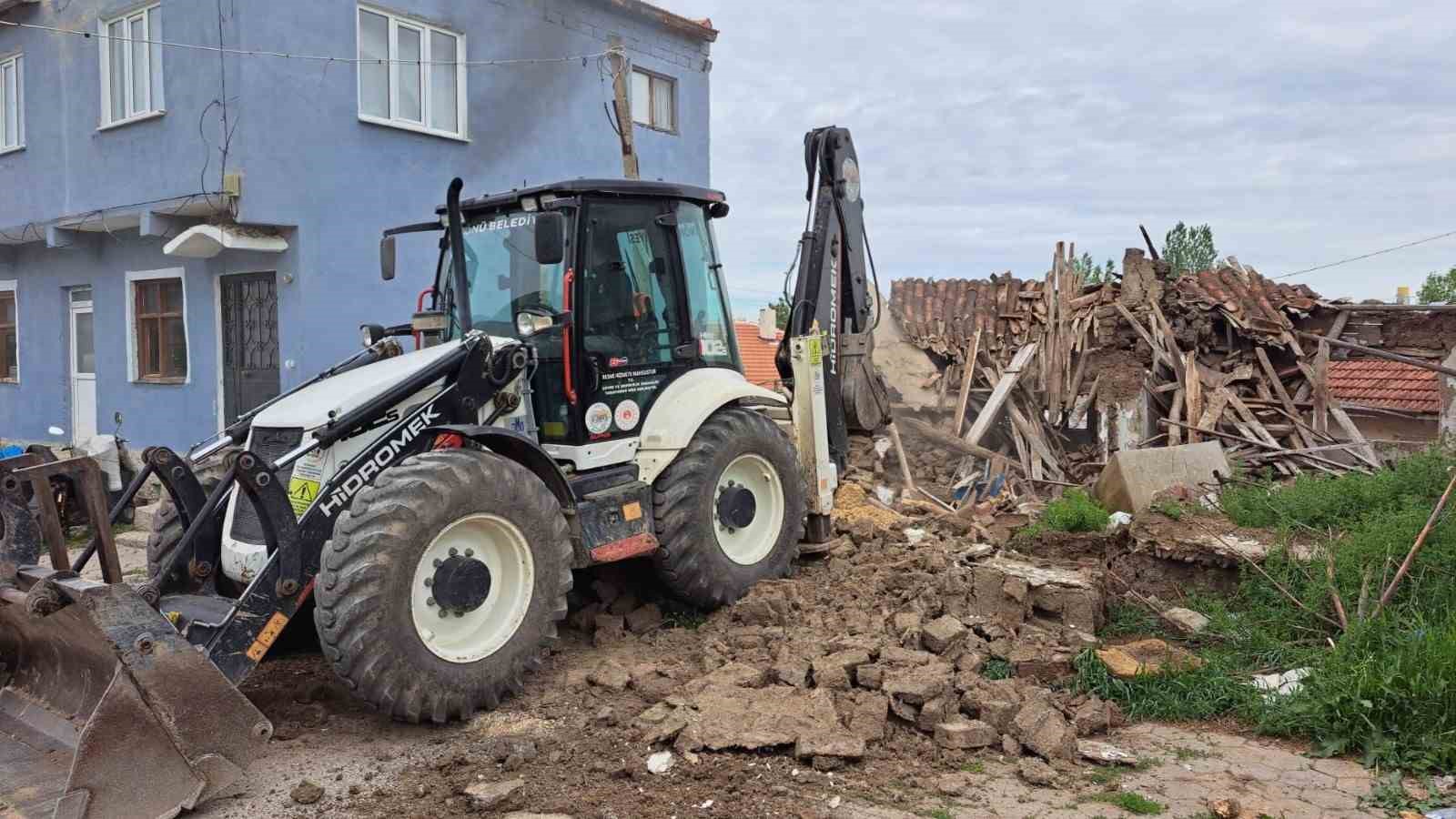 İn&ouml;n&uuml;&rsquo;de Metruk binalar i&ccedil;in yıkım &ccedil;alışması s&uuml;r&uuml;yor
