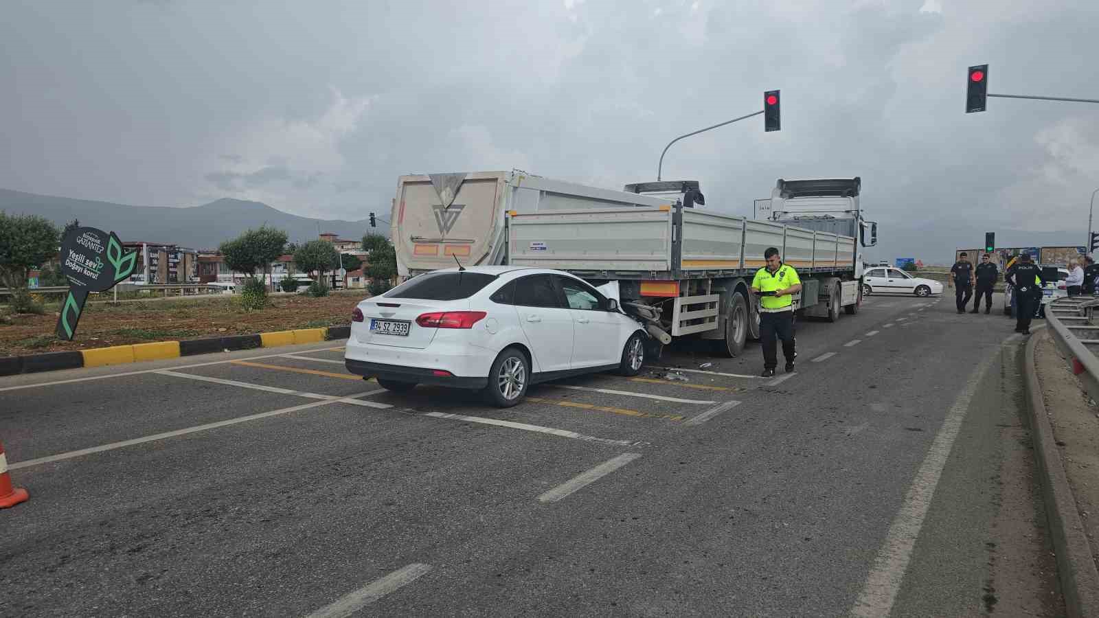 Gaziantep’te ışıkta bekleyen tıra çarpan otomobilin sürücüsü yaralandı