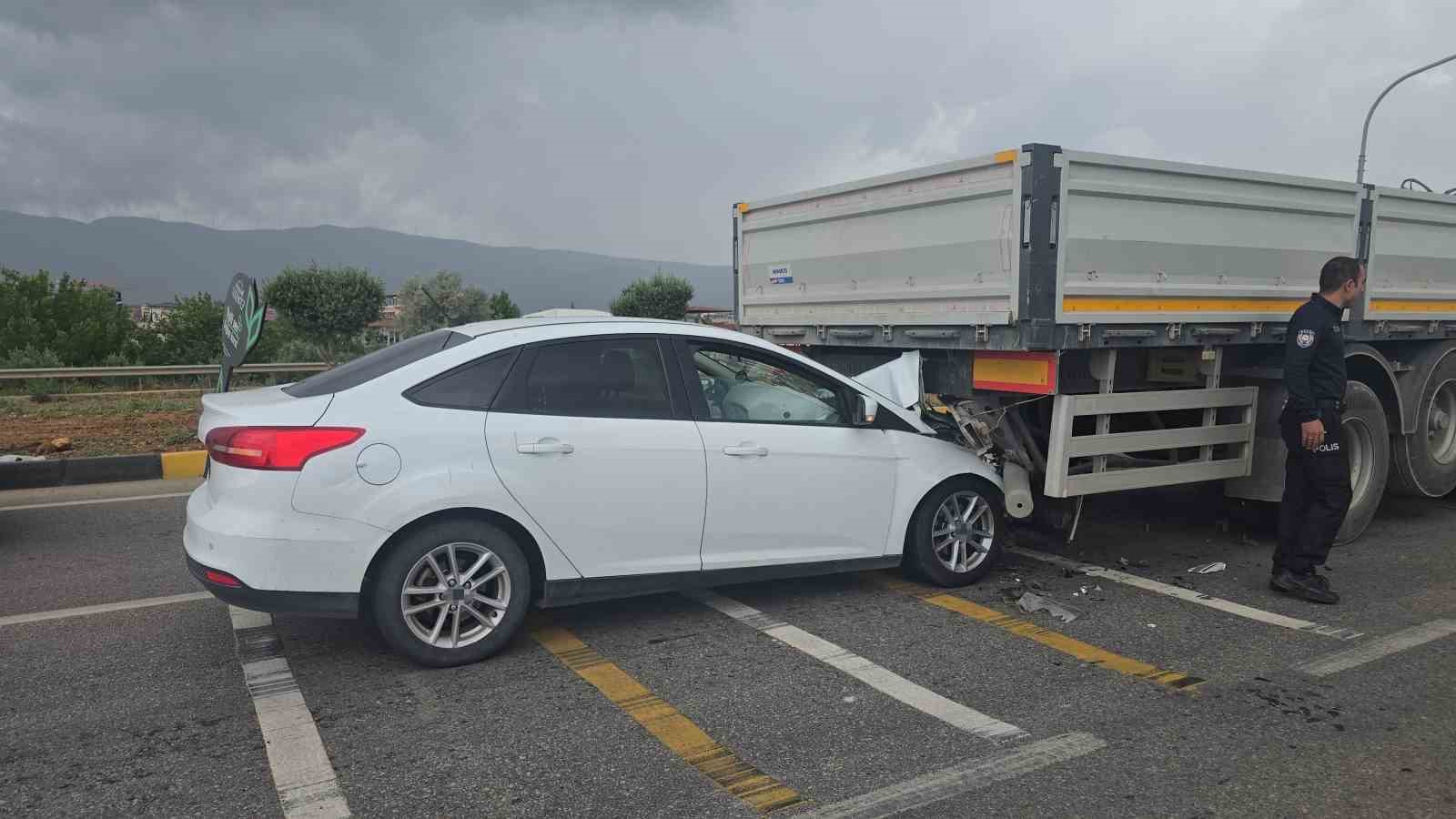 Gaziantep&rsquo;te ışıkta bekleyen tıra &ccedil;arpan otomobilin s&uuml;r&uuml;c&uuml;s&uuml; yaralandı
