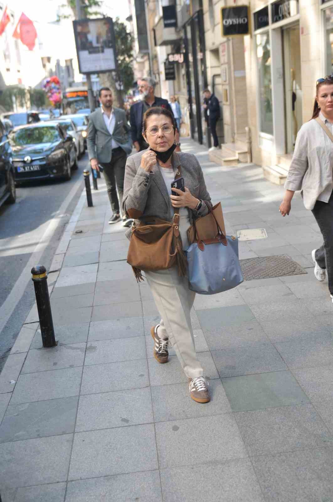 &Uuml;nl&uuml; sanat&ccedil;ı Nil&uuml;fer Nişantaşı&rsquo;nda g&ouml;r&uuml;ld&uuml;
