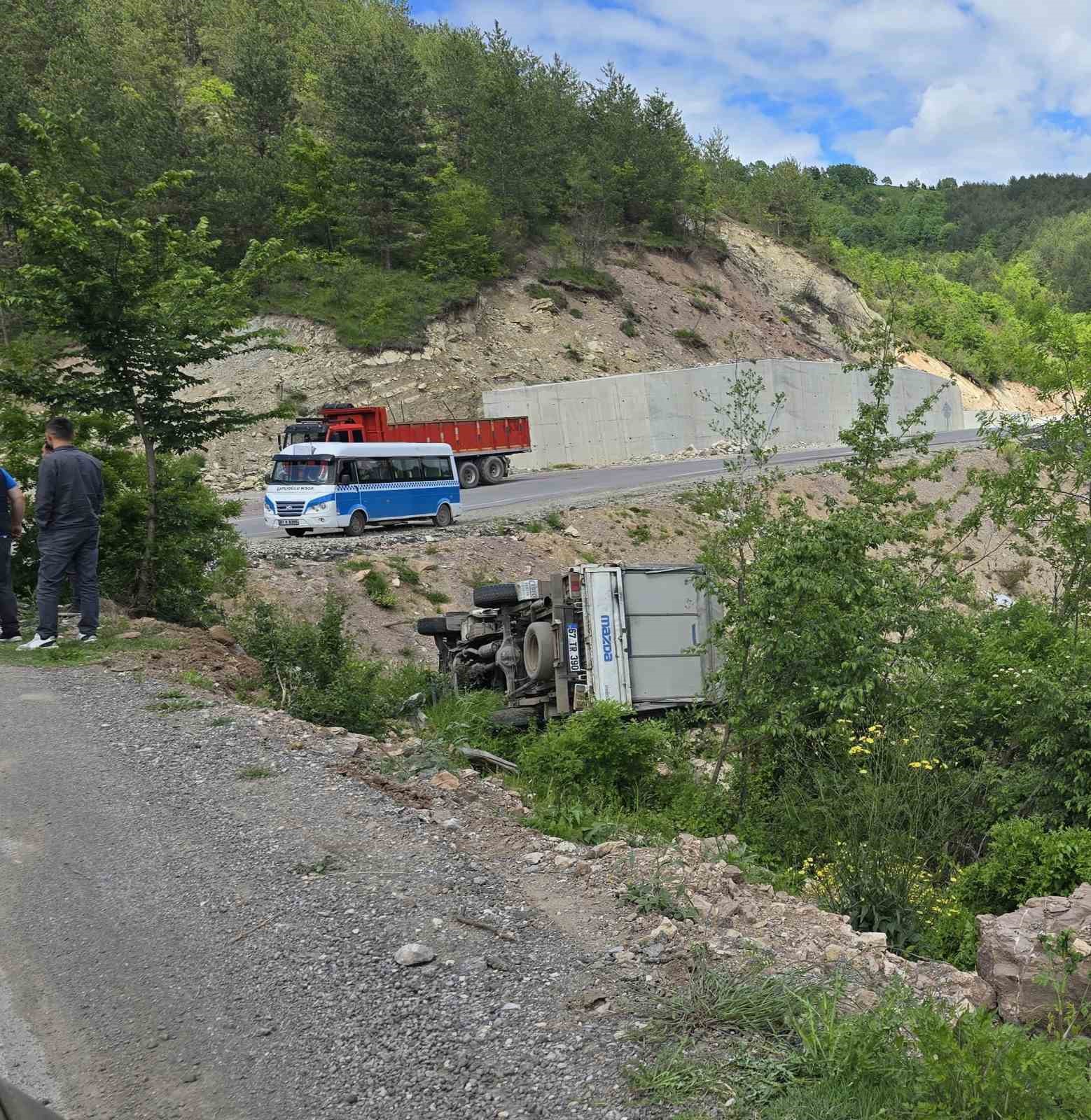 Karadeniz Ereğli’de  kamyonet şarampole yuvarlandı
