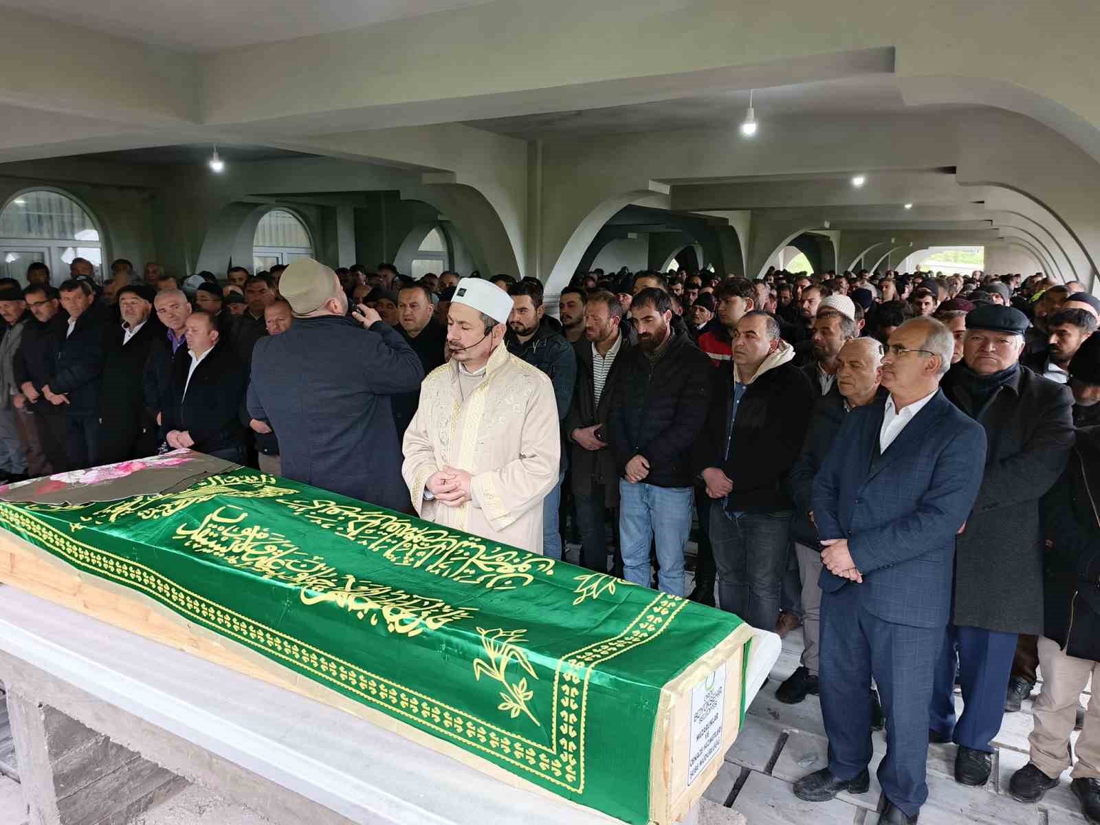 Ordu’da ‘Anneler Günü’nde ağaçta asılı bulunan kadın son yolculuğuna uğurlandı