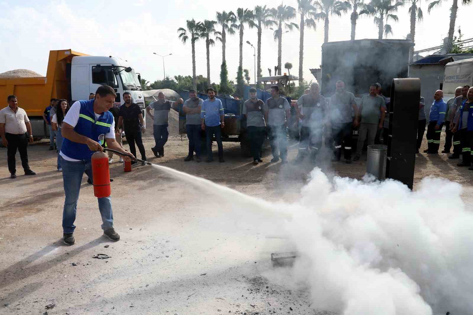Akdeniz Belediye personeli yangın tatbikatına katıldı
