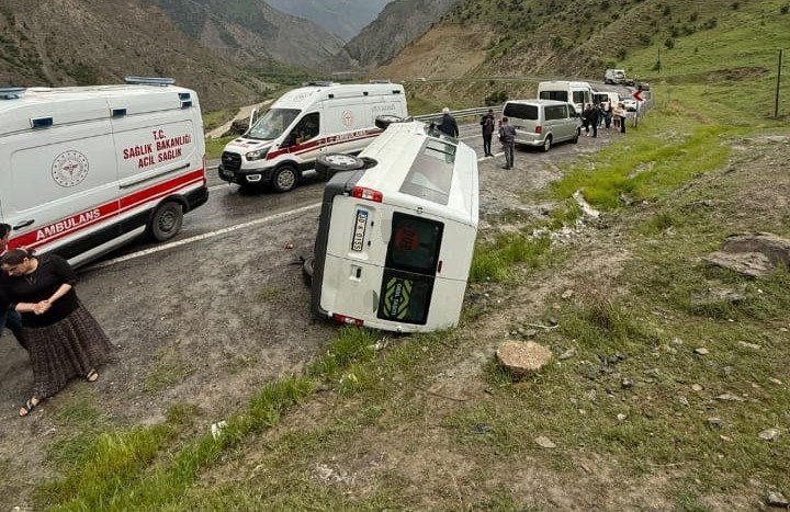Hakkari&rsquo;de &ouml;ğrenci servisi devrildi
