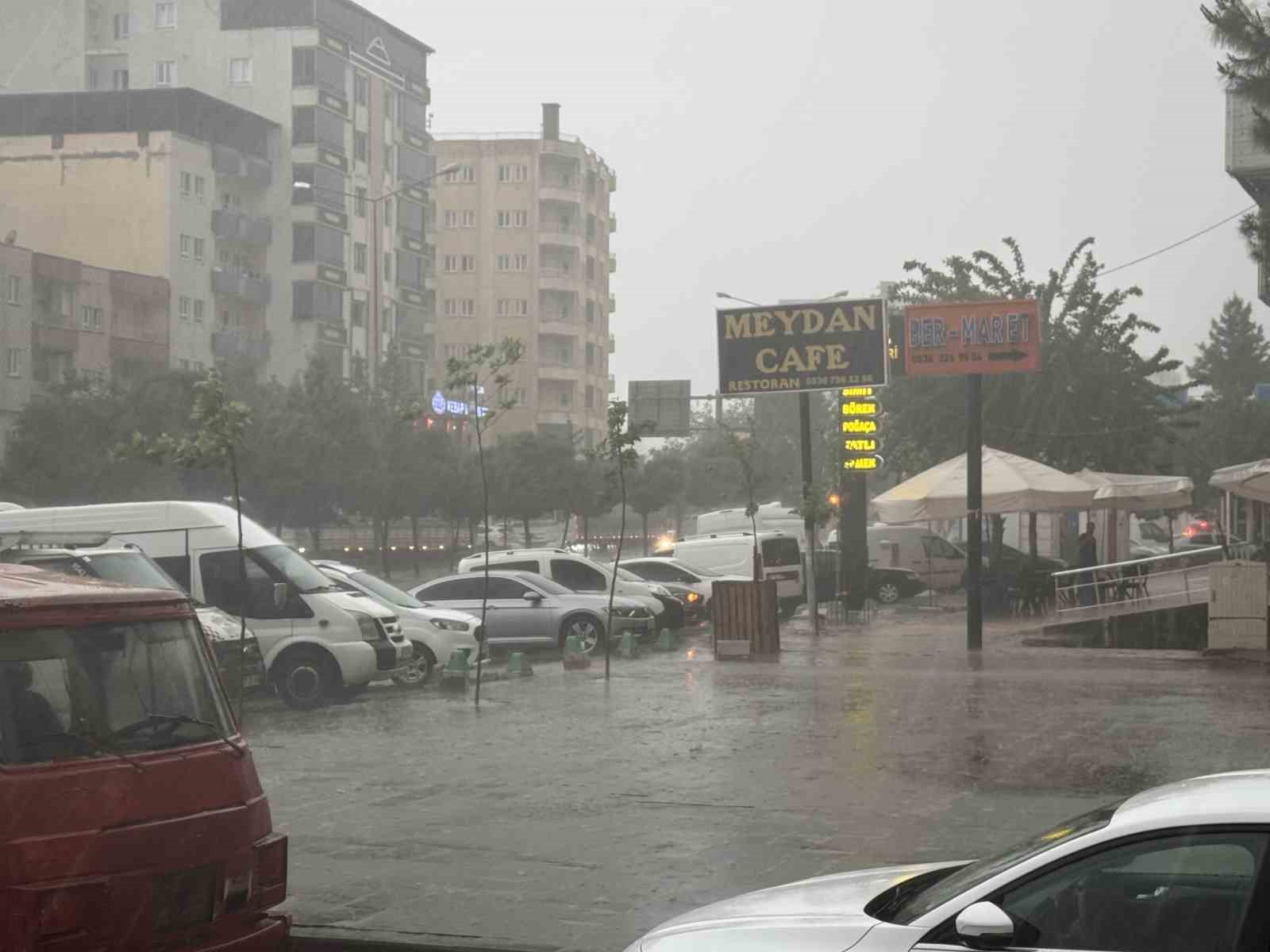 Batman’da dolu yağışı balkon kapısını mermi gibi deldi