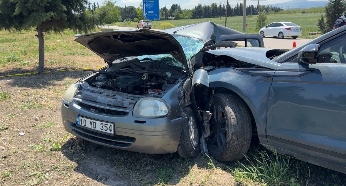 Balıkesir&rsquo;de cip ile otomobil &ccedil;arpıştı: 1 &ouml;l&uuml;, 2 yaralı
