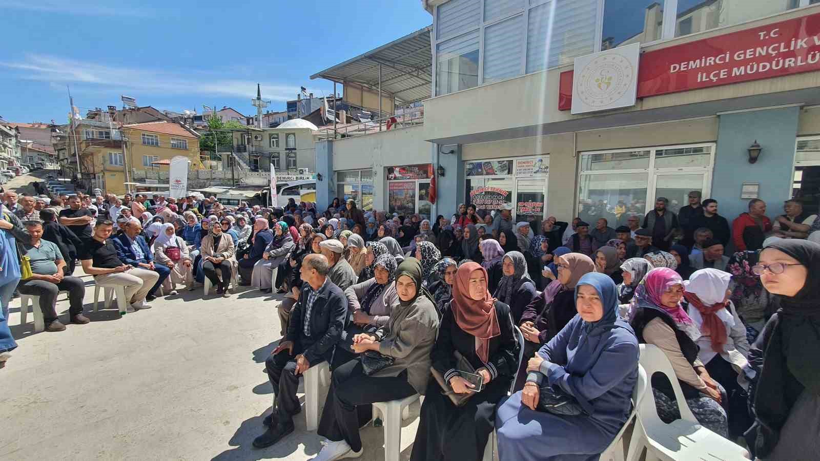 Demirci&rsquo;de hac kafilesi yola &ccedil;ıktı
