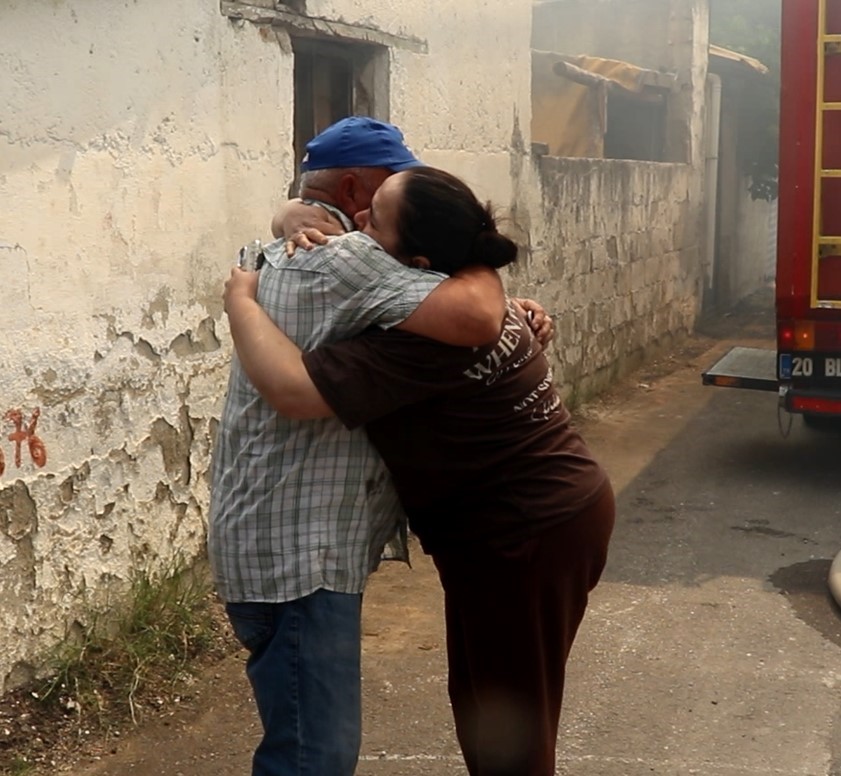 Ailesinin yanan evine koşan kadın babasına sevinçle sarıldı