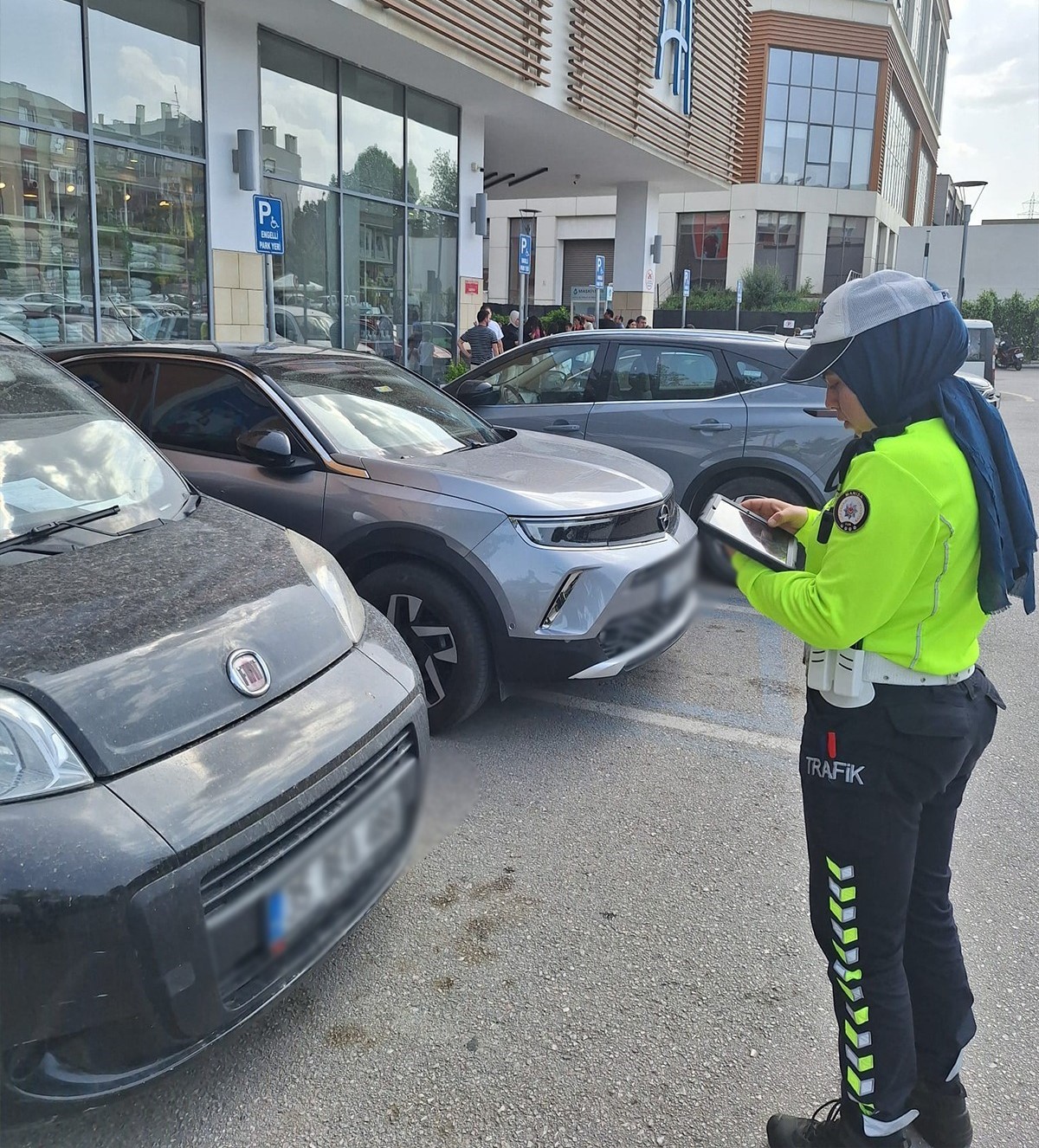 Manisa&rsquo;da engelli park yerlerine park edenlere 165 bin TL ceza
