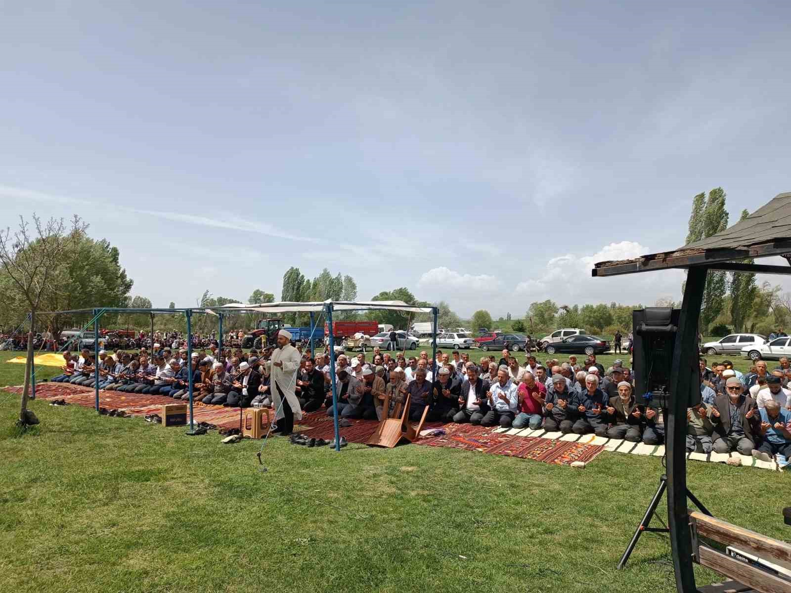 Beyşehir’de çiftçiler yağmur duasına çıktı