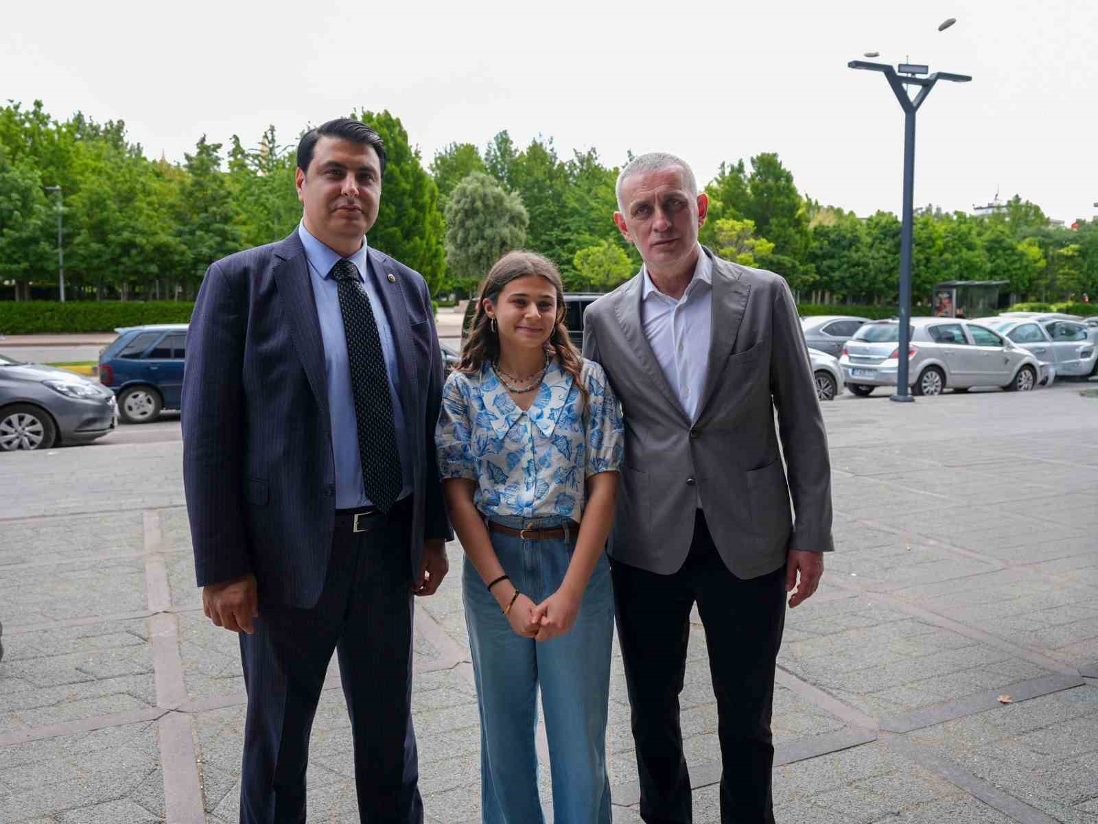 Hacıosmanoğlu&rsquo;dan D.T. Şehitkamil sahnesi&rsquo;ne tam not
