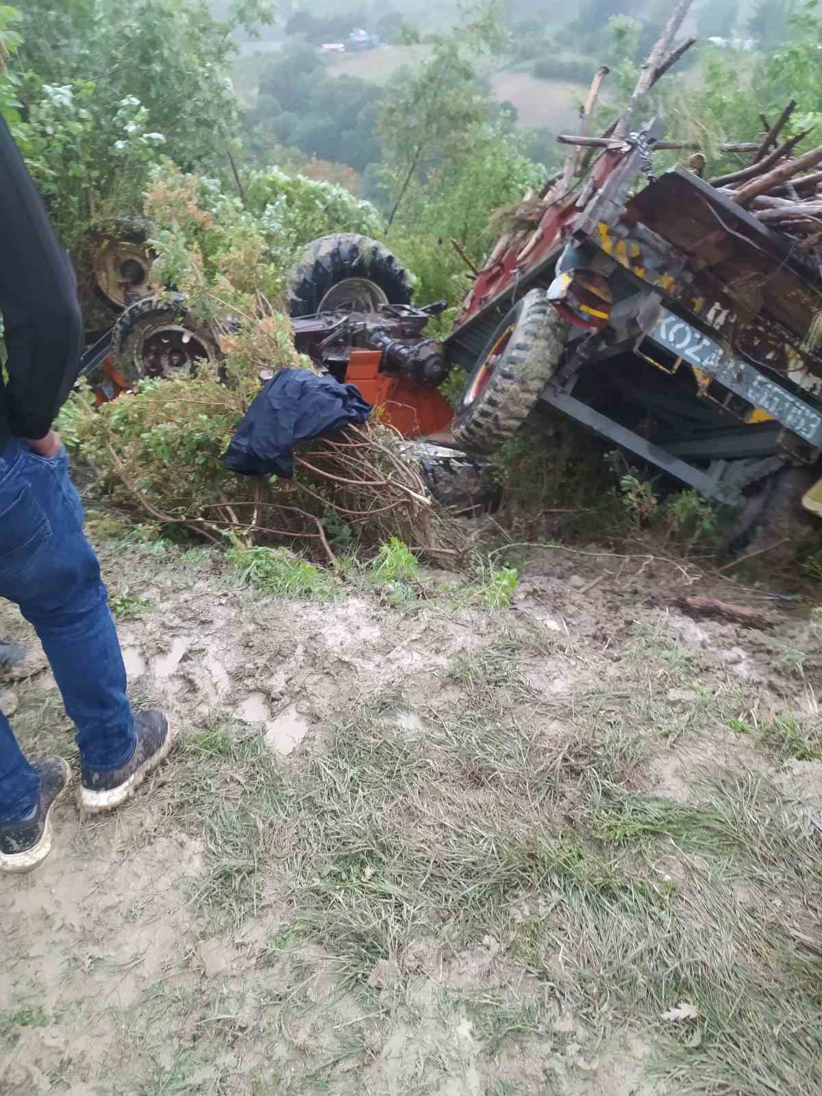 Devrilen traktörün sürücüsü hayatını kaybetti