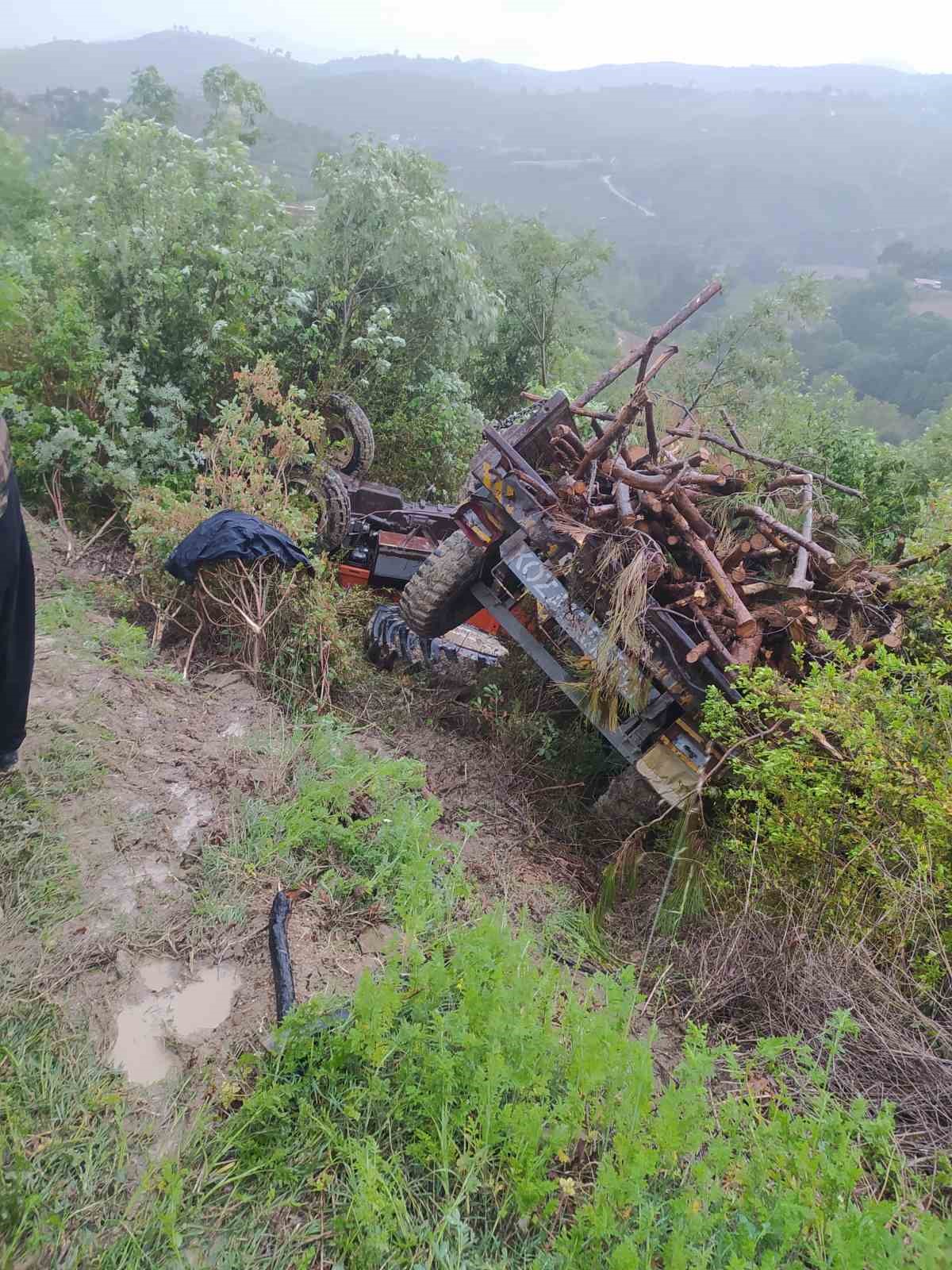 Devrilen trakt&ouml;r&uuml;n s&uuml;r&uuml;c&uuml;s&uuml; hayatını kaybetti
