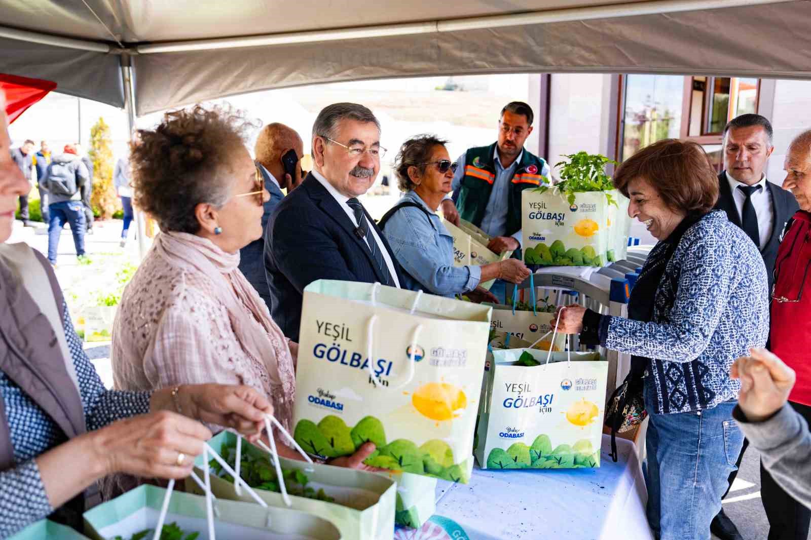 G&ouml;lbaşı Belediyesi, vatandaşlara 50 bin fide dağıttı
