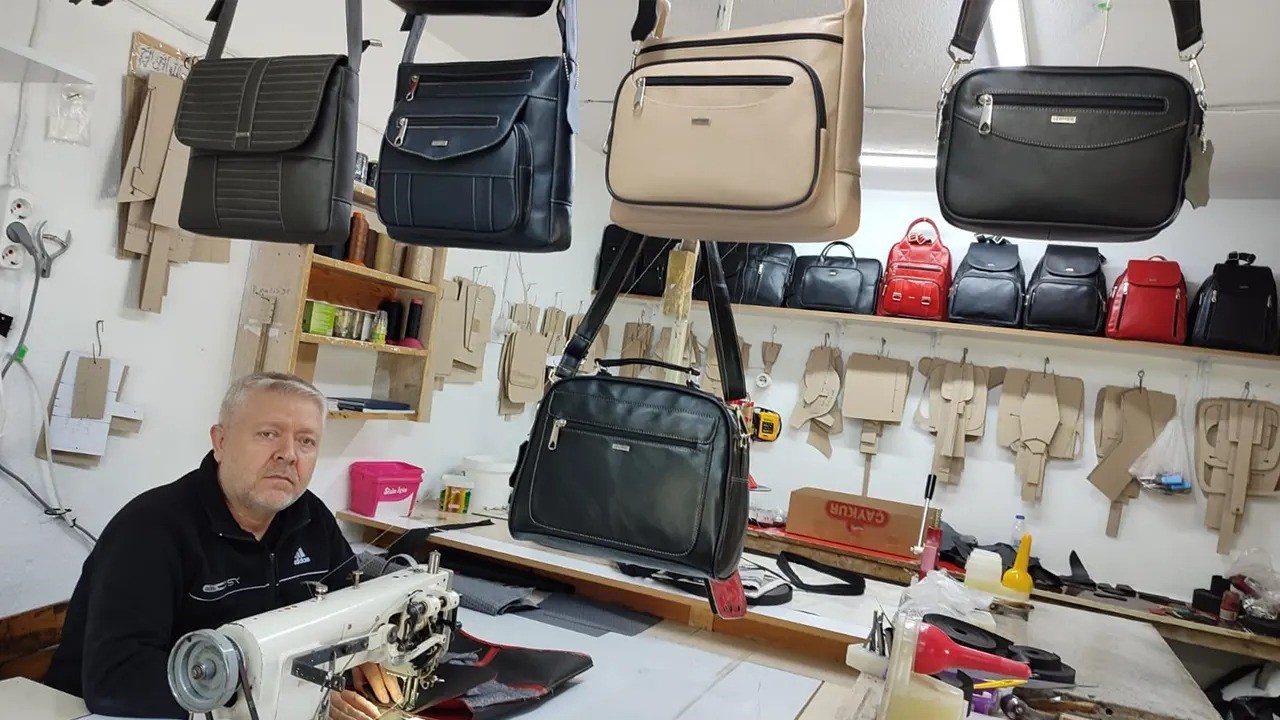 Küçük atölyesinde eliyle diktiği deri ürünleri Türkiye’nin her yerine gönderiyor
