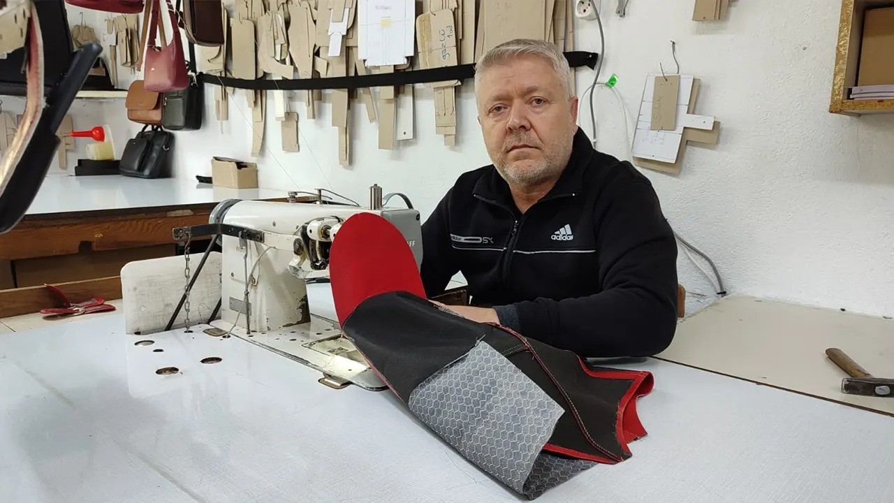 K&uuml;&ccedil;&uuml;k at&ouml;lyesinde eliyle diktiği deri &uuml;r&uuml;nleri T&uuml;rkiye&rsquo;nin her yerine g&ouml;nderiyor
