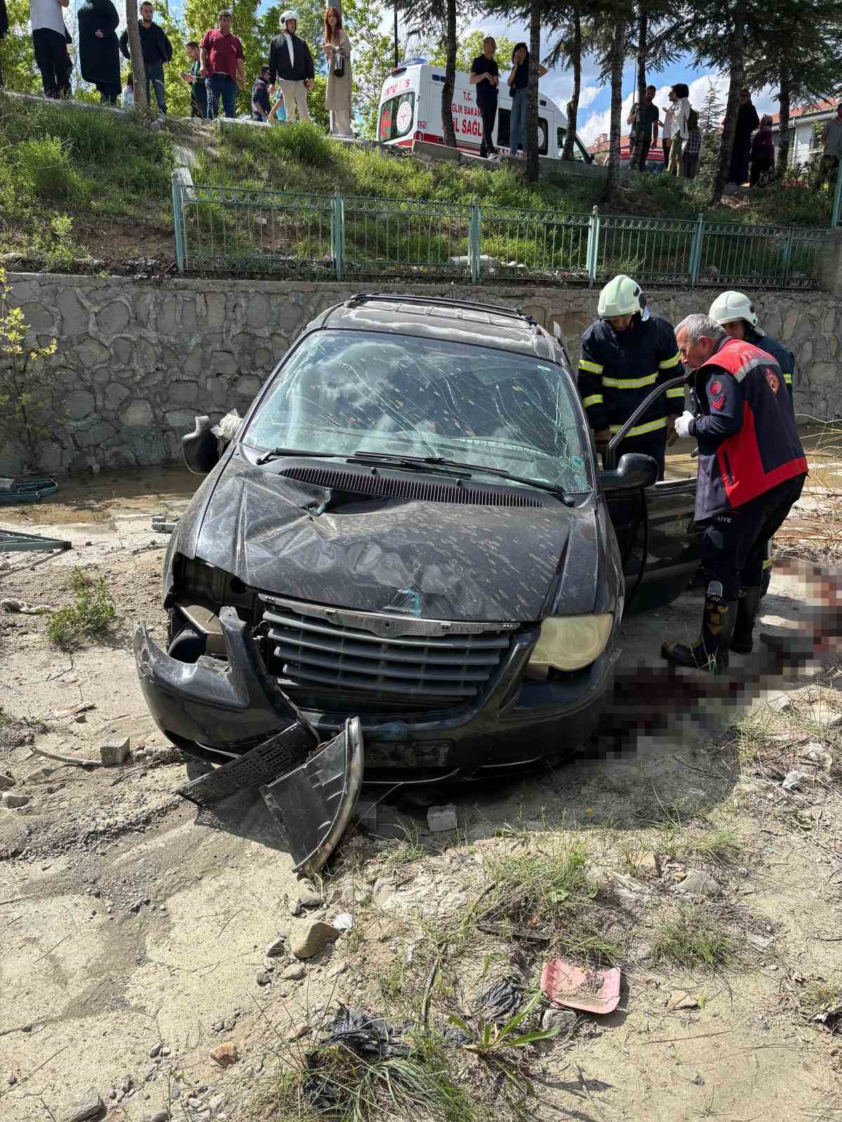Isparta’da kontrolden çıkan otomobil kanala düştü: 2 yaralı
