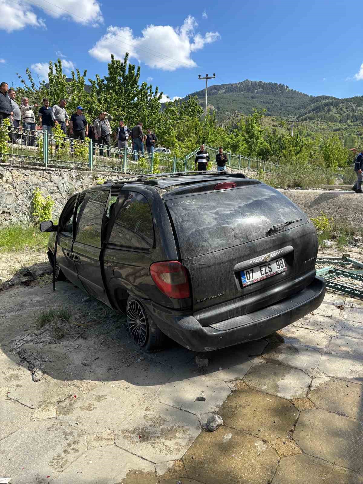 Isparta&rsquo;da kontrolden &ccedil;ıkan otomobil kanala d&uuml;şt&uuml;: 2 yaralı
