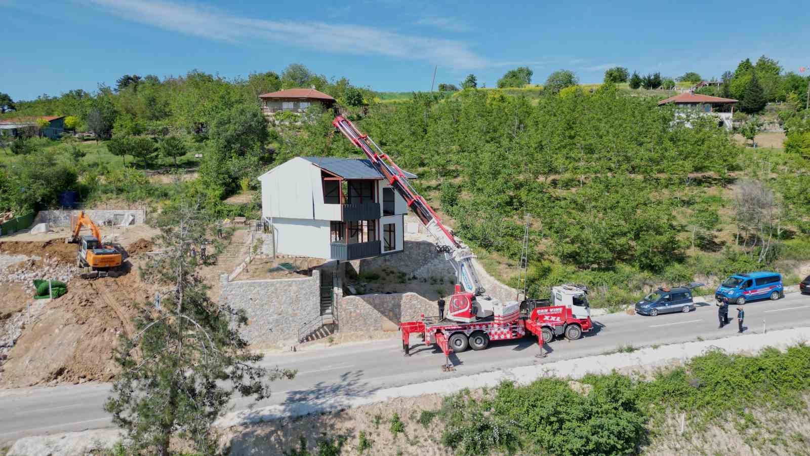 Ka&ccedil;ak villayı vin&ccedil;le taşıdı
