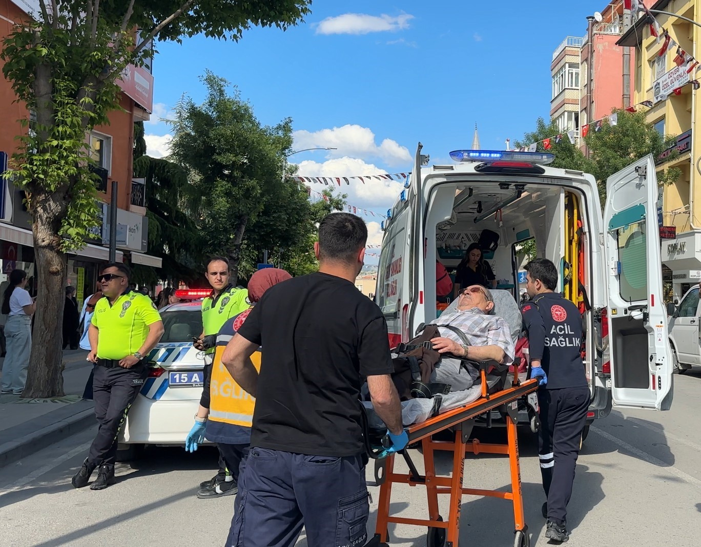 Burdur’da yolun karşısına geçmek isteyen yaşlı adama otomobil çarptı