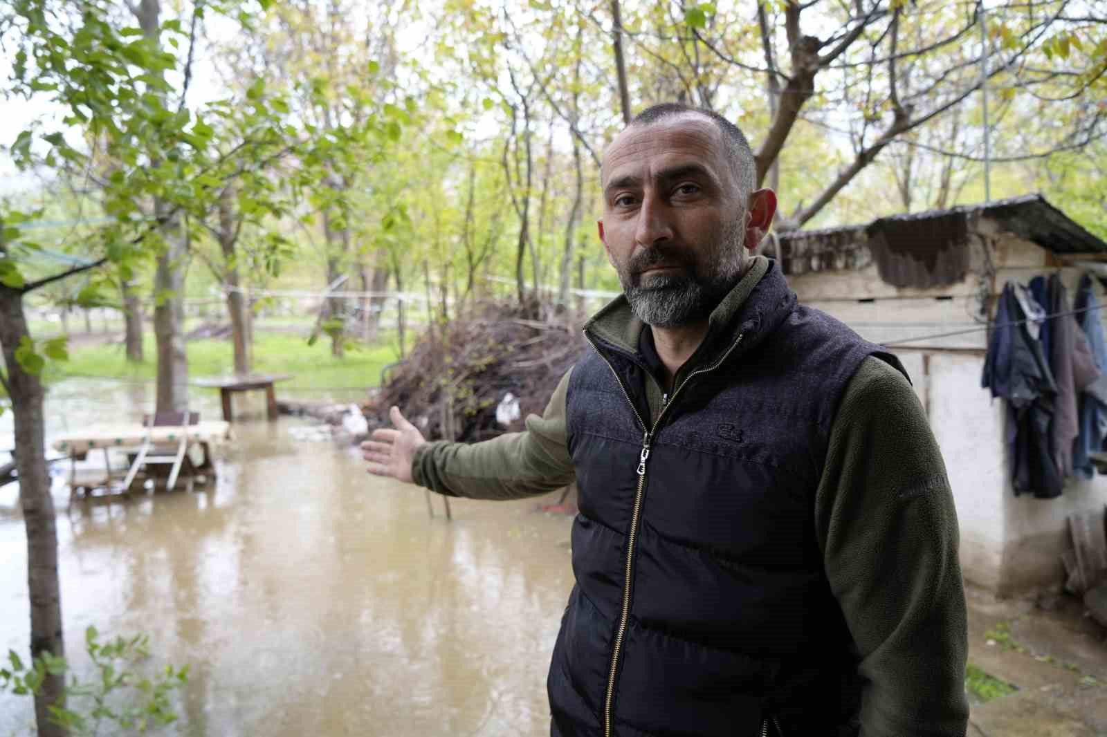 Gümüşhane’de DSİ’nin dere ıslahı çalışması bahçeleri sular altında bıraktı