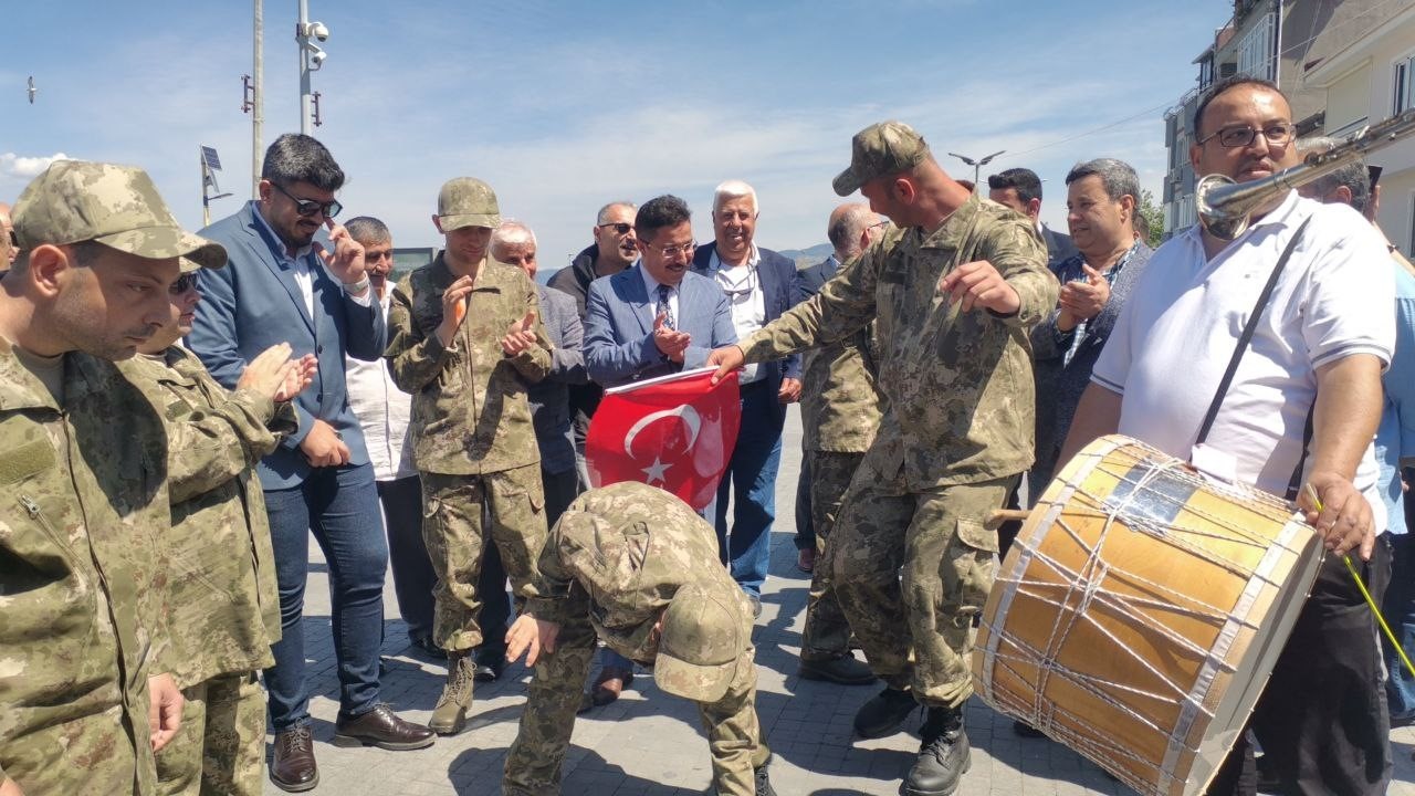 Gemlik’te başlayan askerlik Mudanya’da eğlenceyle sona erdi