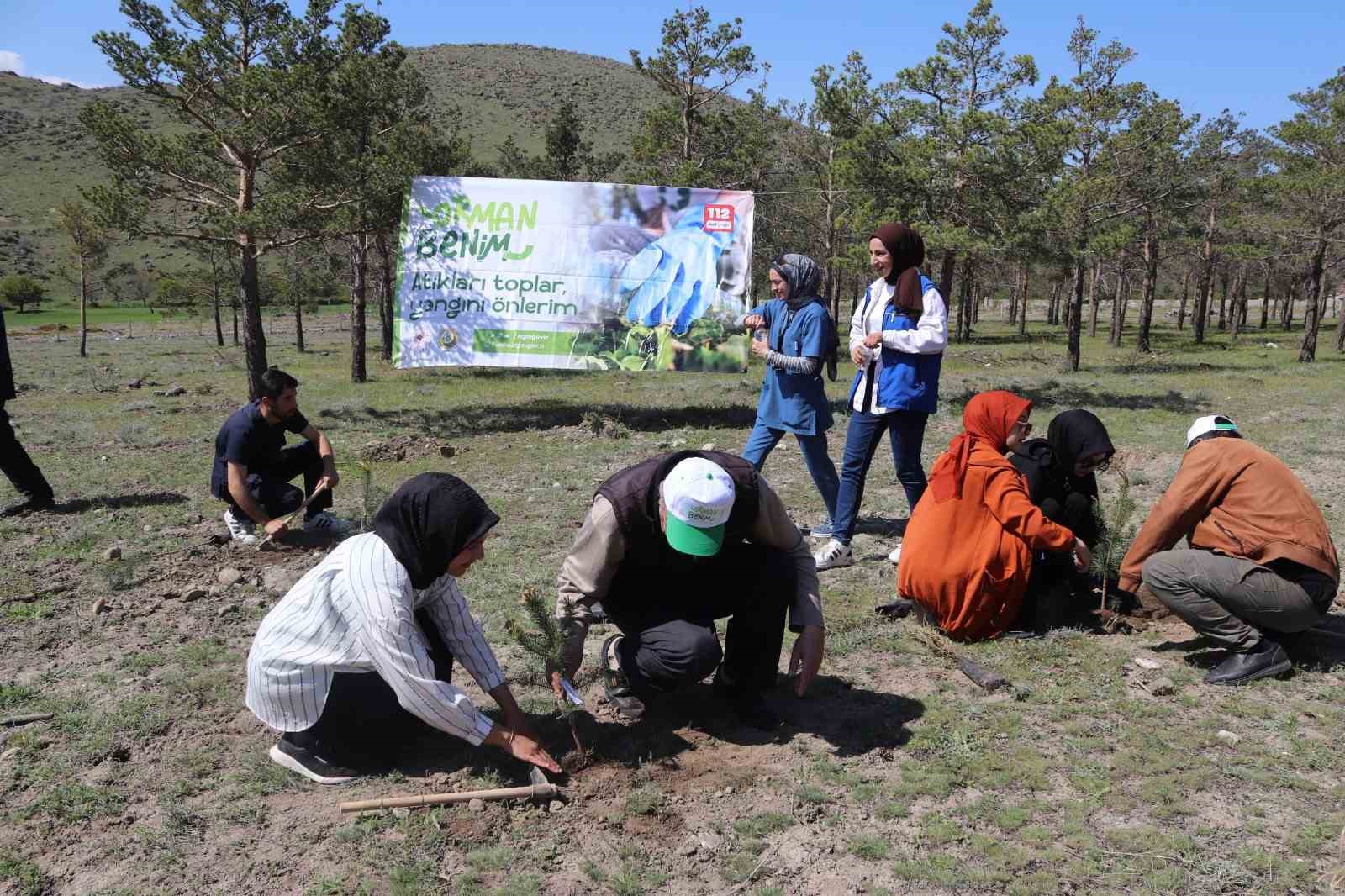 &Uuml;z&uuml;ml&uuml;&rsquo;de fidanlar toprakla buluştu
