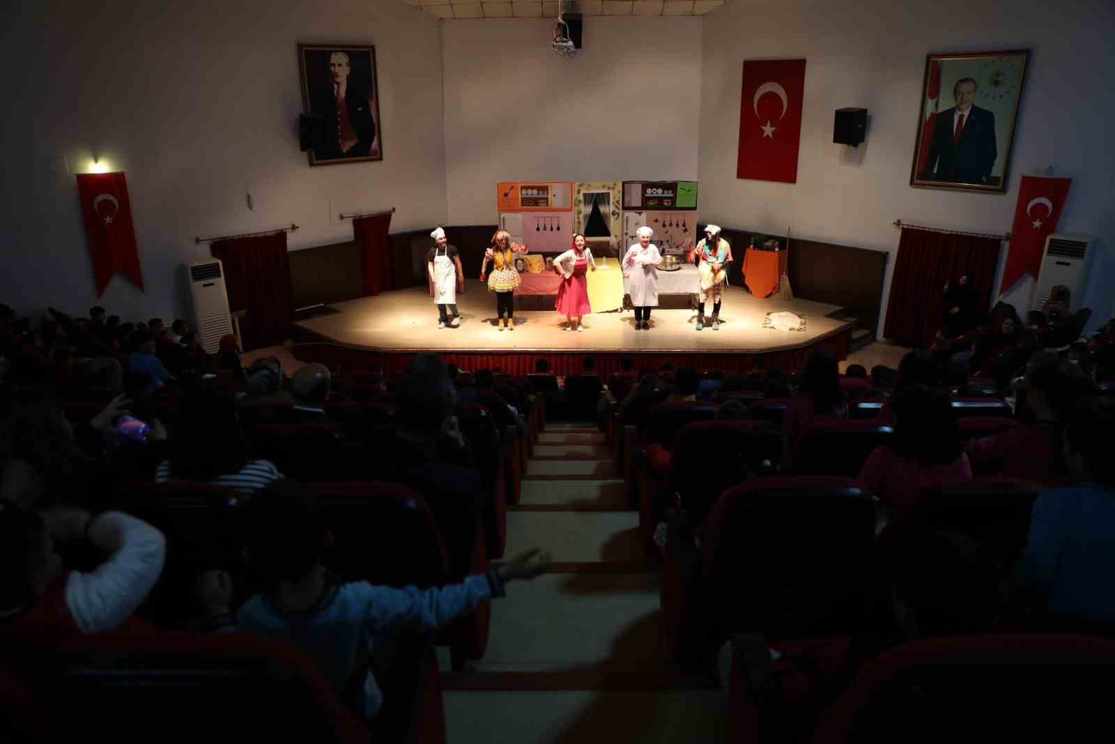 "Harikalar Mutfağı" isimli çocuk oyunu sahnelendi