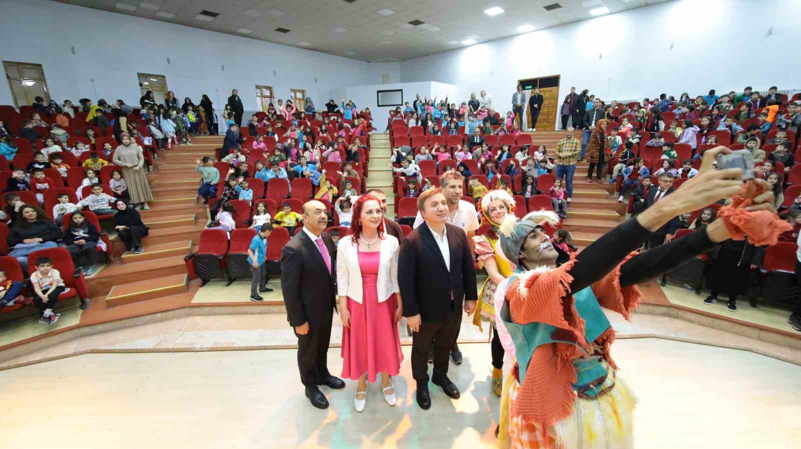 "Harikalar Mutfağı" isimli &ccedil;ocuk oyunu sahnelendi
