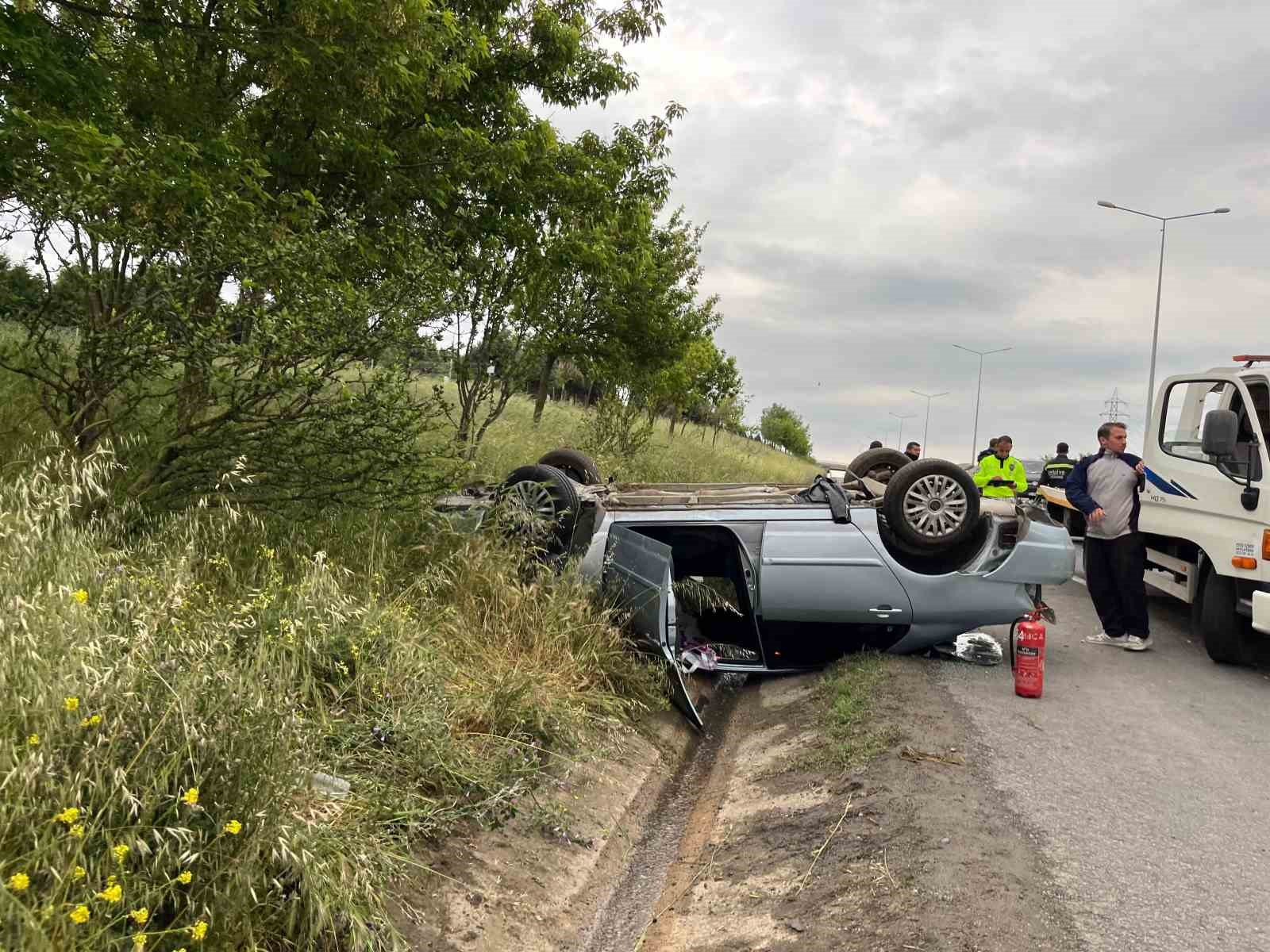 Takla atan otomobilden emniyet kemeri sayesinde yara almadan &ccedil;ıktı
