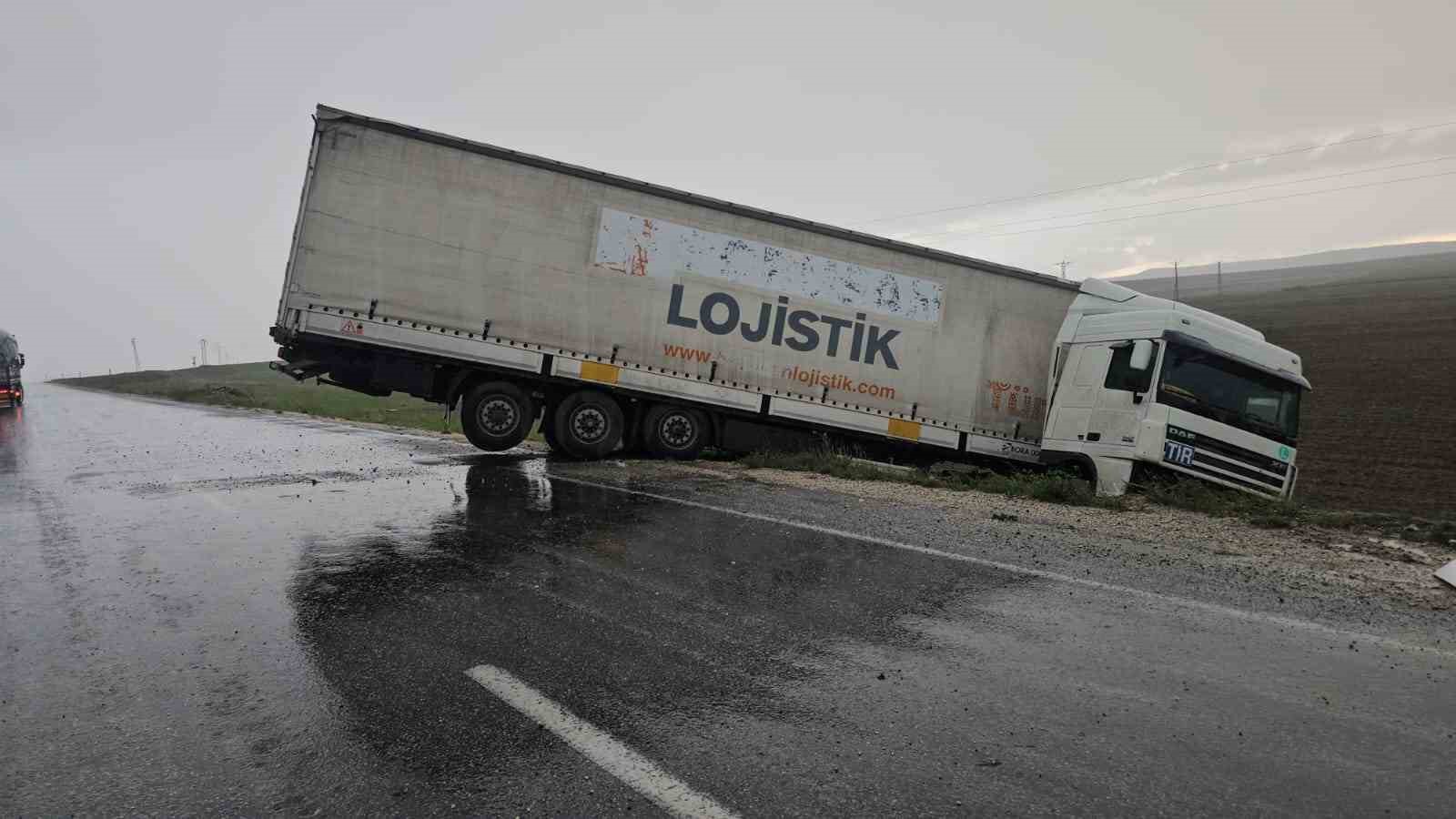 Yağmurdan kayganlaşan yolda tır şarampole düştü