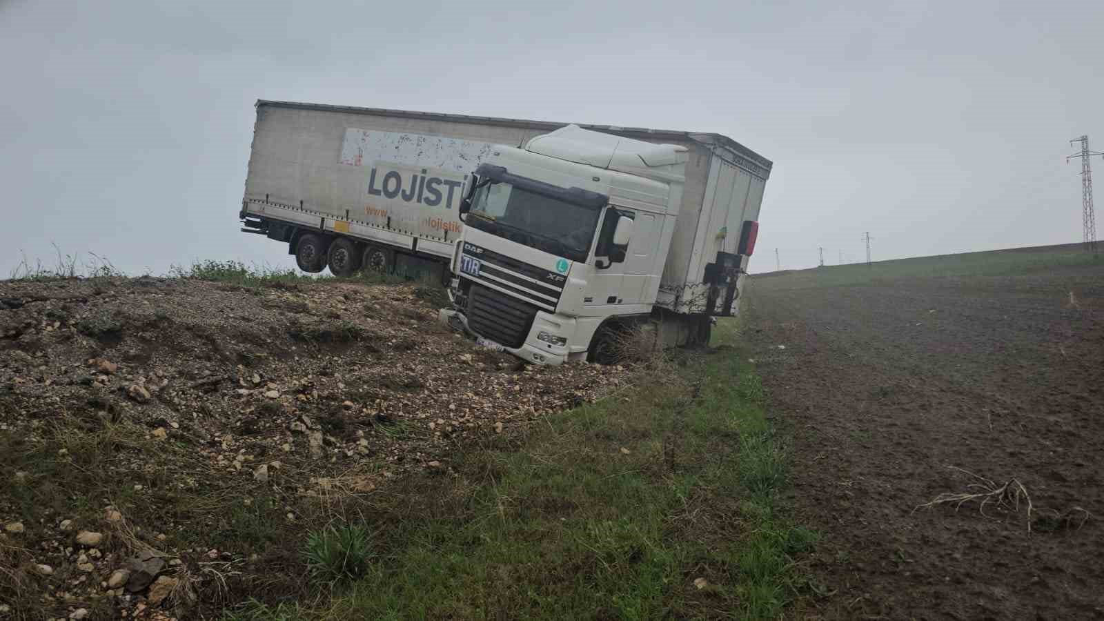 Yağmurdan kayganlaşan yolda tır şarampole d&uuml;şt&uuml;
